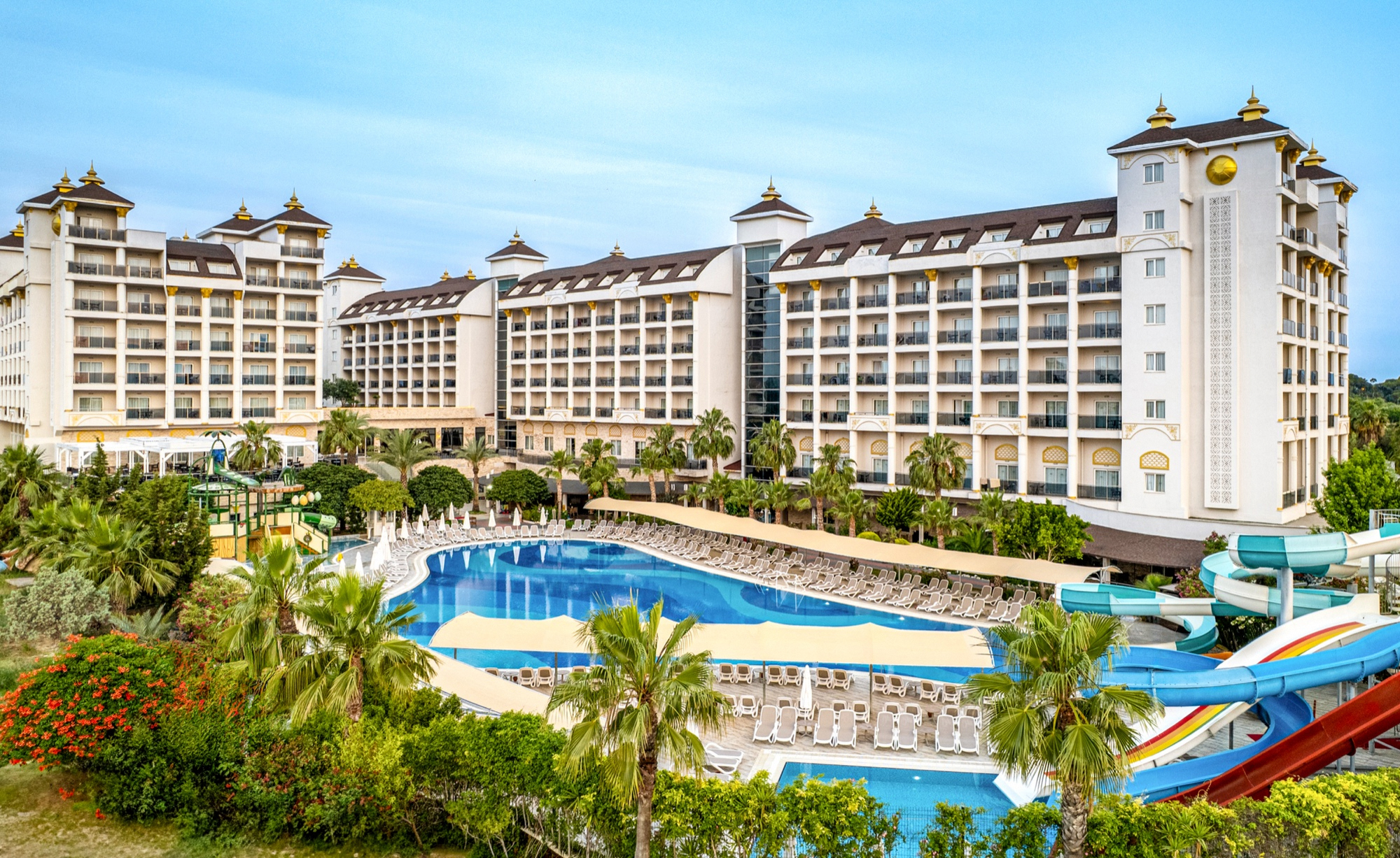 Alanya otel havadan çekim, otel binaları ve havuz alanı