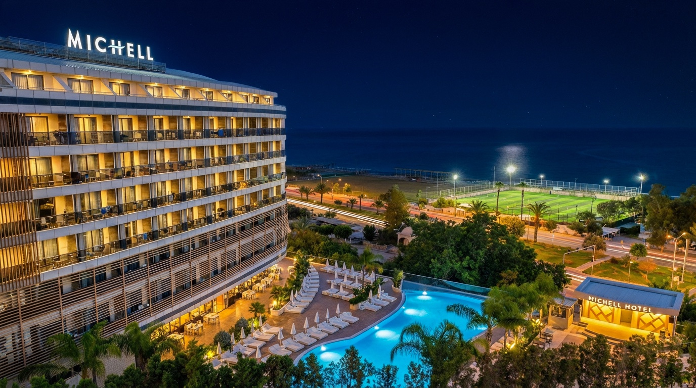Alanya otel gece fotoğrafı, ışıklı otel ve havuz