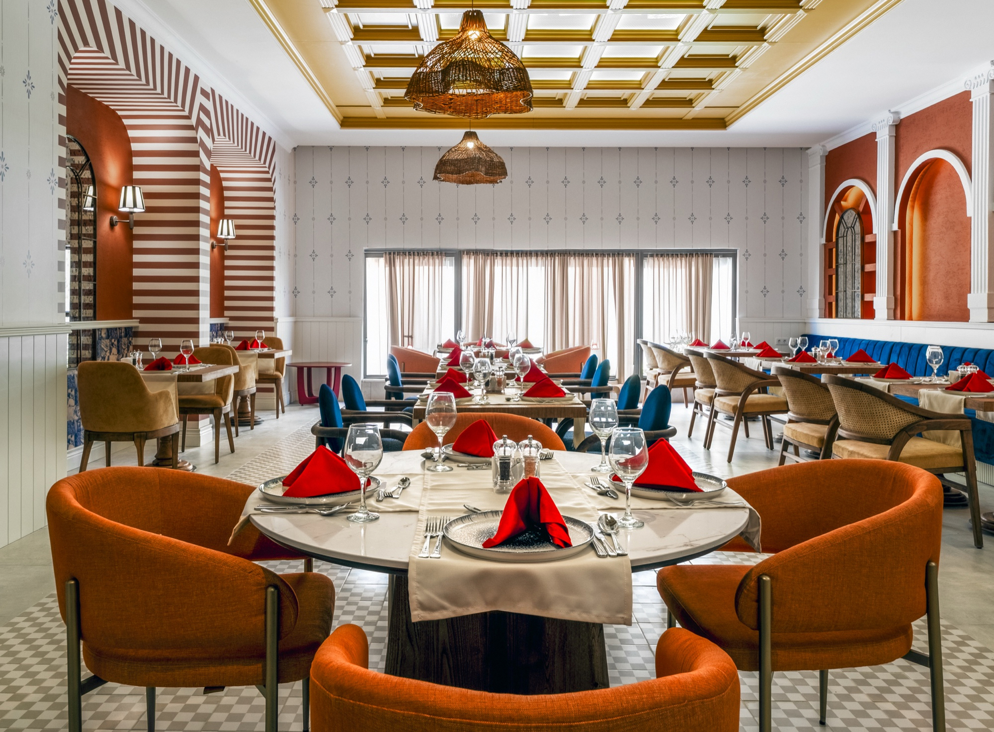 Antalya otel alakart restoran fotoğrafı, kurulu yuvarlak masalar